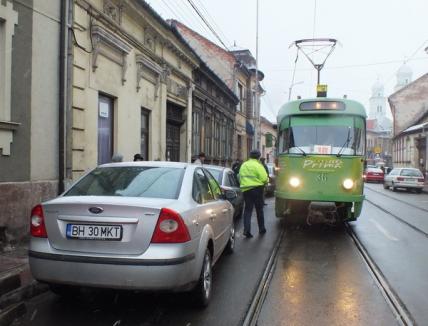10 tramvaie blocate în centrul oraşului, din pricina unui şofer începător (FOTO)